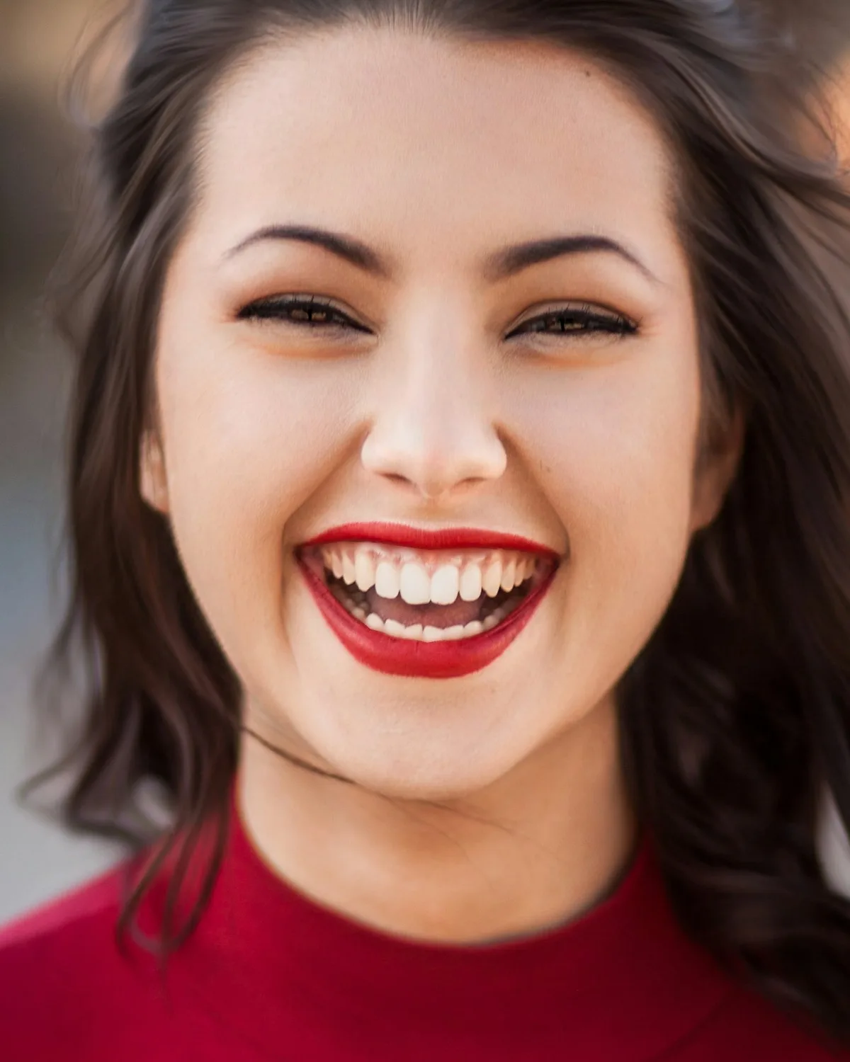 Sonrisa natural y luminosa de una paciente de Lúmina