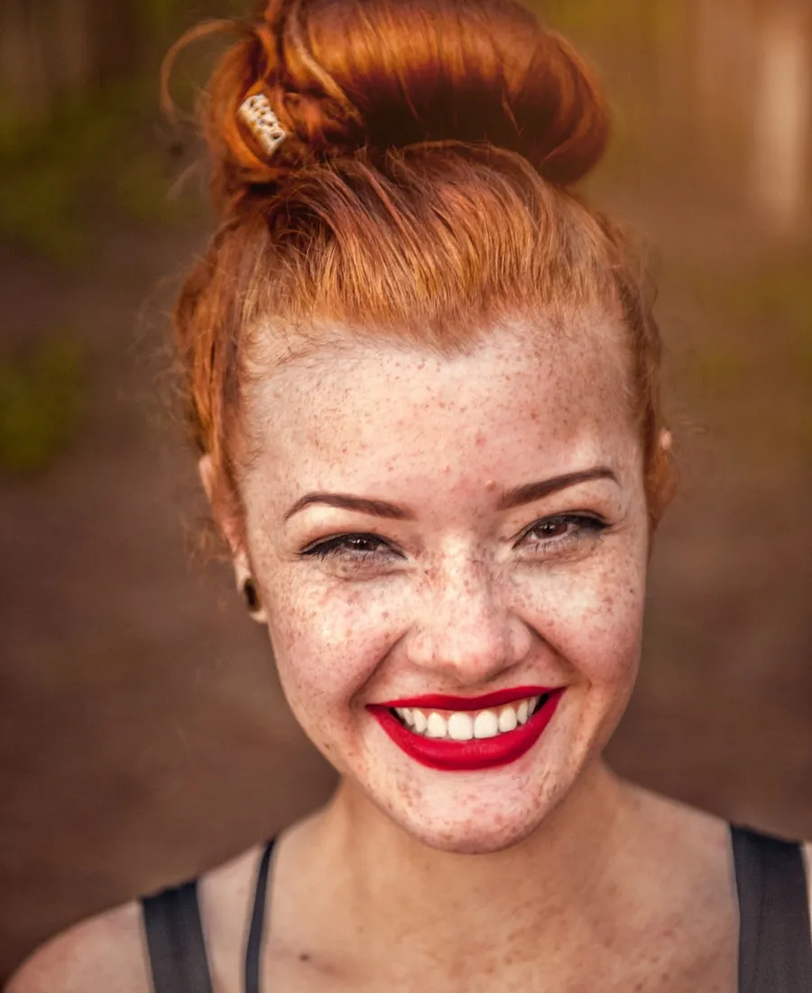 Paciente joven con una sonrisa amplia y luminosa